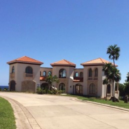 Casa Keyhole – modern exterior with white stucco walls and privacy wall by Hugo Coello Architects
