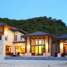 Living Waters, Camp Bay – coastal building with colorful wood cladding and beachfront setting by Hugo Coello Architects