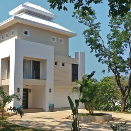 Sandridge House (Lawson Rock, Roatán) – exterior facade with tropical landscaping by Hugo Coello Architects